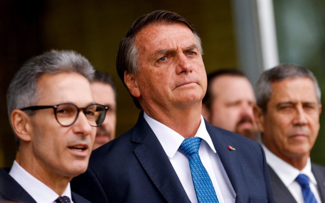 Bolsonaro promete 13º salário do Auxílio Brasil para mulheres em 2023