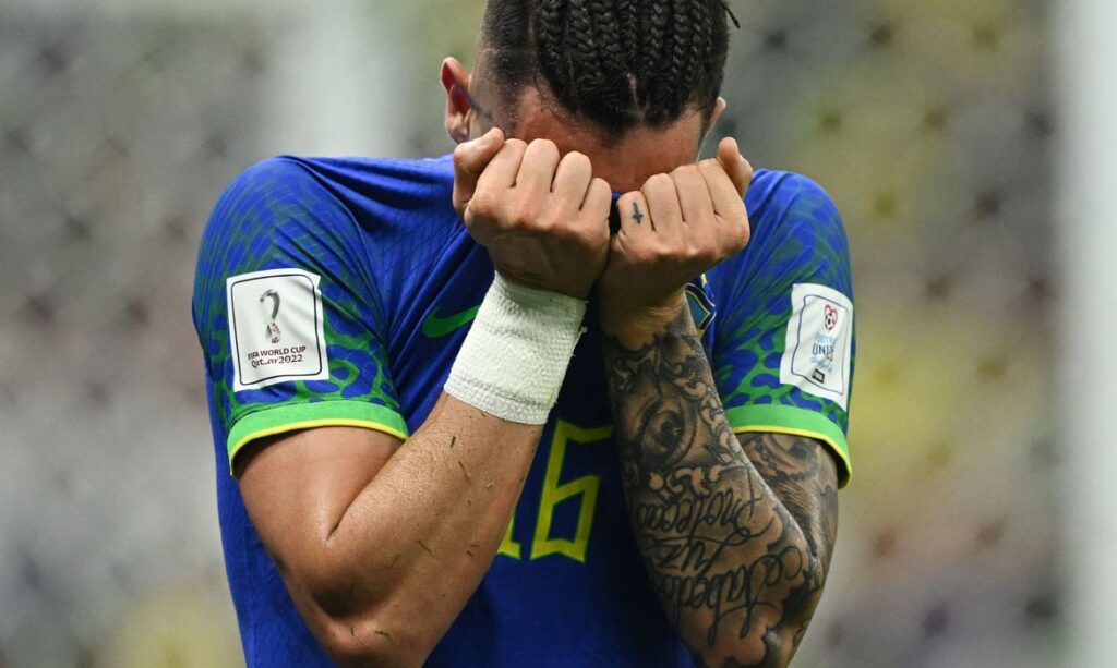 Lateral sofreu grave lesão no joelho direito e não poderá defender a Seleção Brasileira (REUTERS).