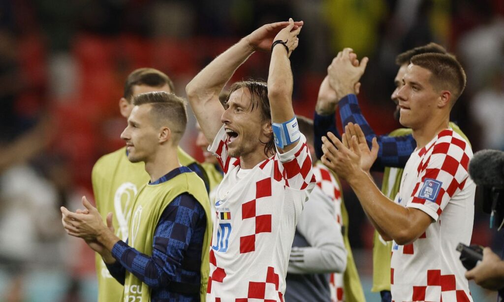 Astro croata Luka Moidric e companheiros comemoram a classificação croata às oitavas de final (REUTERS).