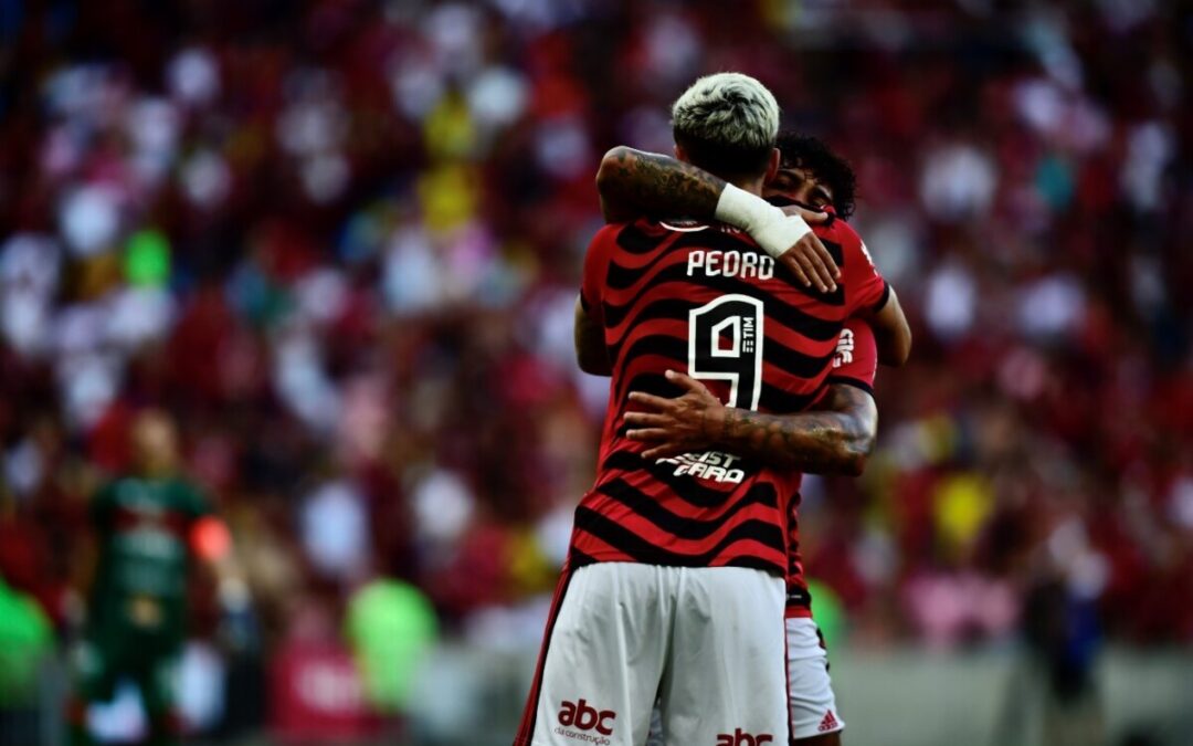 Elenco principal do Flamengo goleia a Portuguesa