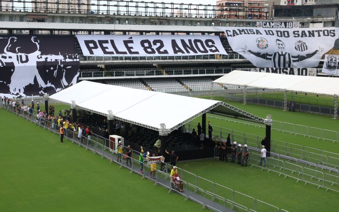 Corpo do Rei Pelé é velado na Vila Belmiro